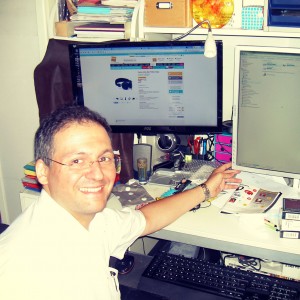 Photo de Julien devant son écran 4/3 réparé