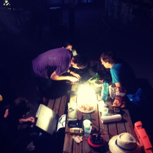 Photo de nous, vissant et dévissant à la lueur de la lampe