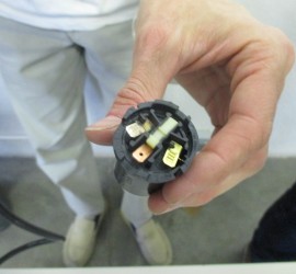 bien nettoyer: les cosses du connecteur de bouilloire