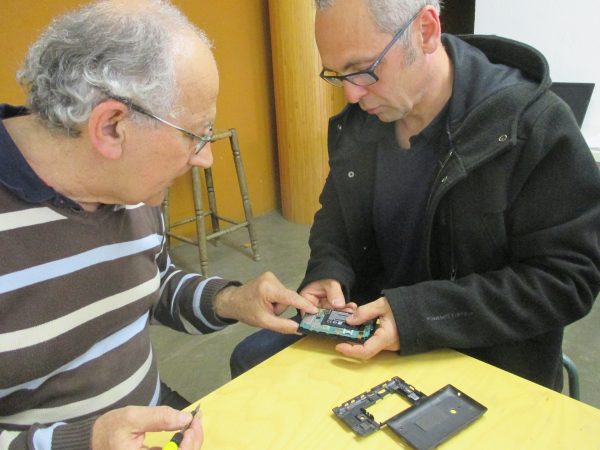 pas facile pour telephoner , mais charles est la.......