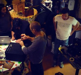 Photo du démarrage, avec devant nous un ordinateur et une machine à café en souffrance