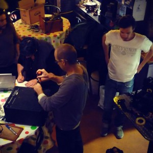 Photo du démarrage, avec devant nous un ordinateur et une machine à café en souffrance