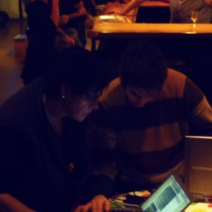 Photo de la recherche d'informations en ligne, sous le regard attentif de François