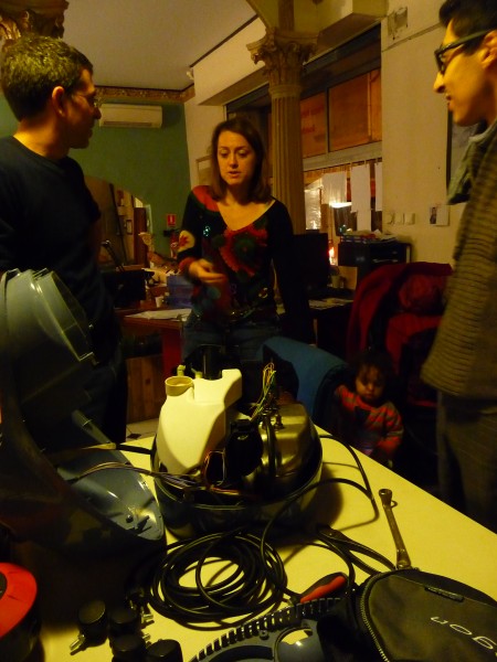 Echanges de savoir entre une personne qui utilise une centrale vapeur et celui qui le répare.