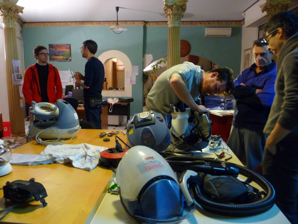 Vincent, le réparateur, analyse une centrale vapeur sous les regards attentifs de participants.