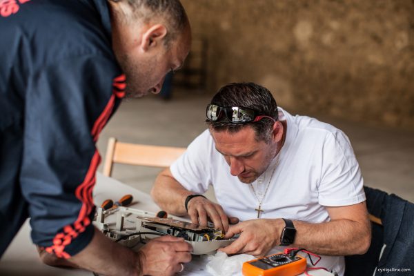 Un réparateur bénévole lors de nature en fête à Miramas le 22 mai