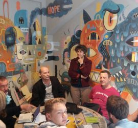 Photo de Christian et Ricardo animant le premier Repair Café informatique à Tulavu