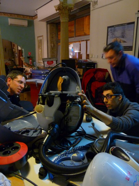 Le couvercle de la centrale vapeur est ouvert pour que les participants puissent suivre le travail du réparateur.